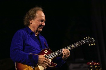  And Now, with Guitarist LEE RITENOUR .. 