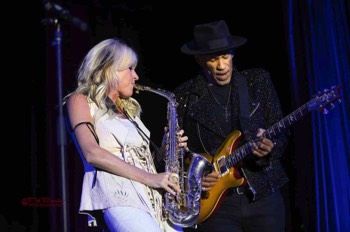  Mindi and The Boneshakers Randy Jacobs who would return the next evening in Dave Koz Band 